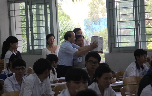 Thí sinh đi thi có máy trợ thở kèm theo