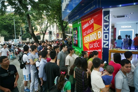 Nokia gây bất ngờ với chương trình bán Lumia 530 giá 530.000 đồng - 2 Dòng người đổ vào cửa hàng lúc 3h chiều