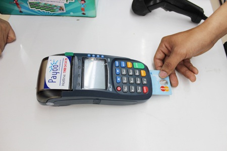 Chủ thẻ MasterCard có thể thực hiện cà/quẹt thẻ trên máy POS