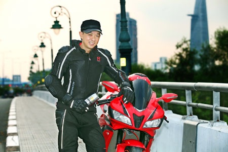“Nếu chưa đam mê thì chưa đạt tới thành công” - 2 Anh Lâm Quang Liêm bên cạnh “người tình” mô tô.