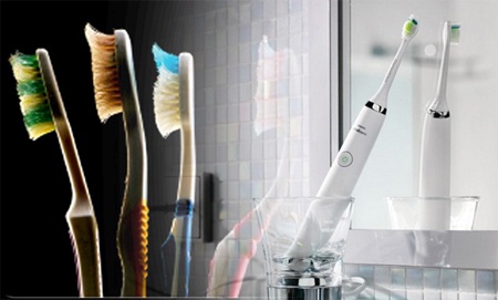 Chăm sóc cá nhân: đừng tự giết mình vì những thói quen cũ - 2 So với bàn chải cũ, bàn chải điện tuy đắt nhưng hiệu quả lâu dài hơn hẳn