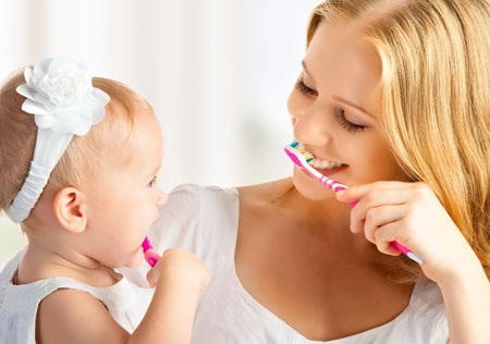Nguy cơ mất răng vì viêm nướu - 2 Đánh răng 2 lần mỗi ngày là biện pháp hiệu quả nhất để chăm sóc răng lẫn nướu