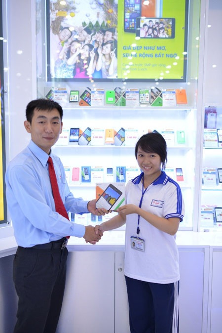 Chen chân “săn đón” điện thoại Lumia 535 giá rẻ - 4 Gương mặt phấn khởi của những người may mắn nhất khi được chọn mua Lumia 535 giá 535.000 đồng.