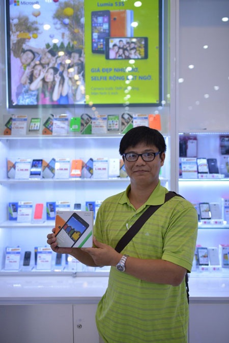 Chen chân “săn đón” điện thoại Lumia 535 giá rẻ - 5 Gương mặt phấn khởi của những người may mắn nhất khi được chọn mua Lumia 535 giá 535.000 đồng.