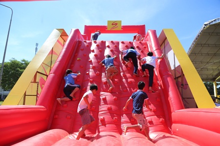 Sponsor-athon 2014: Ngày hội vận động vui nhộn đầy thú vị! - 1 Thử thách vượt núi nhân tạo với độ ca