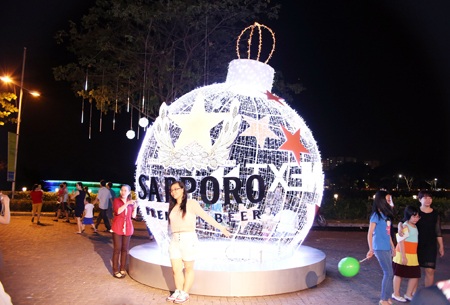 Cùng Sapporo tham gia lễ hội bạc đón năm mới - 5 Nổi bật là quả châu khổng lồ Sapporo được chấm phá bởi