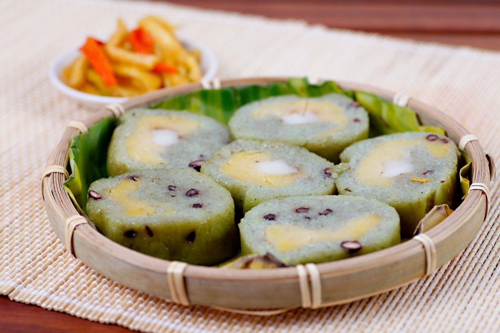 Chữ “Thọ” trên bàn ăn ngày Tết, bạn trẻ có để ý? - 2 Bánh chưng, chứng tét ăn cùng với dưa hành củ kiệu là một