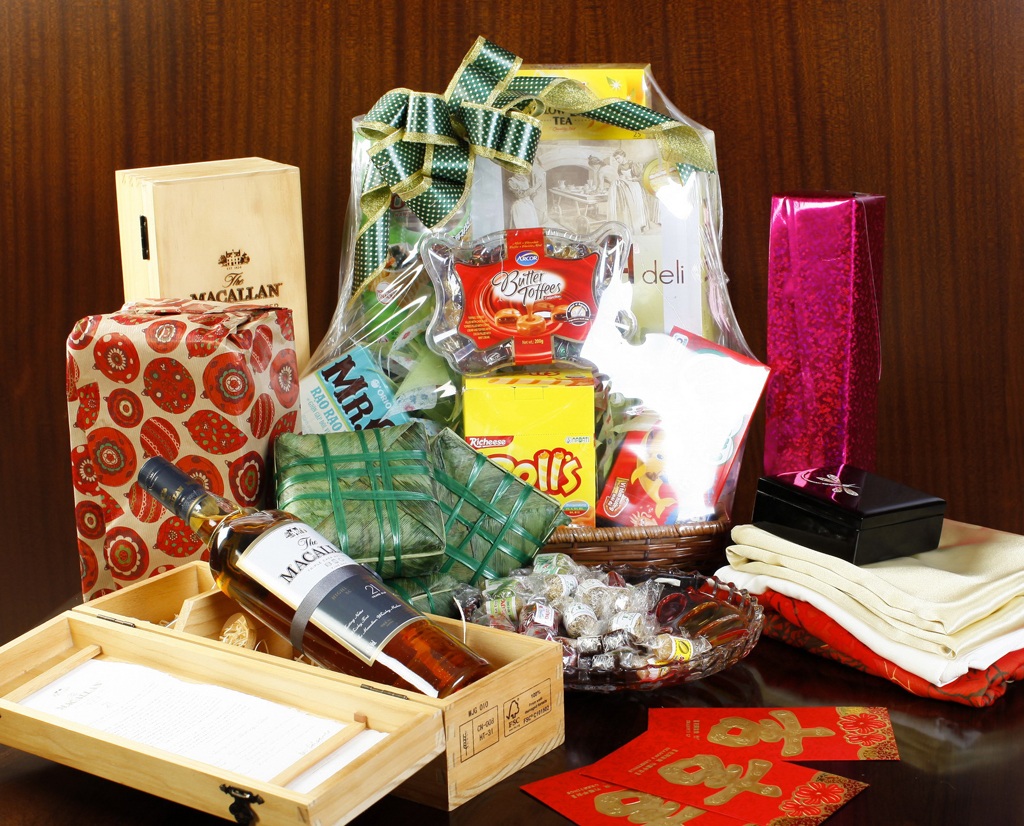 Bù đắp yêu thương ngày Tết - 1 Mỗi dịp tết đến, thị trường quà tặng lại trở nên sôi động với muôn vàn lựa chọn