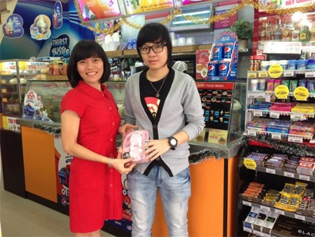 Cùng Circle K mừng cửa hàng 100, đón xe hơi về nhà - 1 Khách hàng Ngô Thị Mỹ Dung nhận quà từ đại diện của Circle K