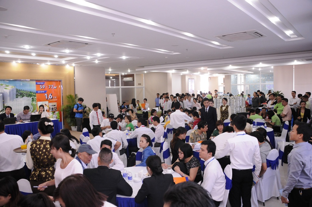 Mua căn hộ đã xây xong: Lợi đủ đường - 5 Các buổi bán hàng của Him Lam Riverside luôn thu hút đông đảo khách hàng