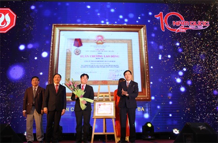 Nam Dược đón nhận Huân chương Lao động Hạng Ba - 1 Ban lãnh đạo Nam Dược phấn khởi đón nhận Huân chương Lao Động Hạng Ba