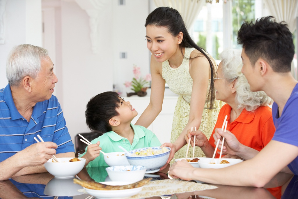 Khai xuân cùng hương vị sum vầy - 2 Cả gia đình quây quần bên mâm cơm sum vầy hạnh phúc và ấm áp.