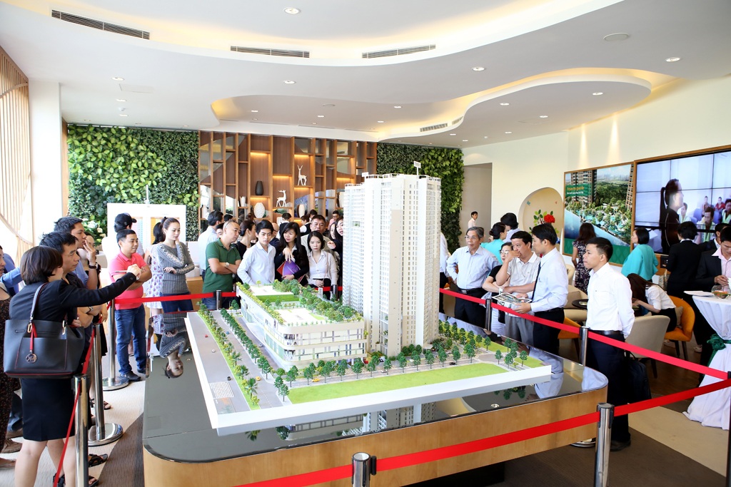 Dự án Estella Heights được khách hàng đón nhận tích cực - 3 Khách hàng tham quan Estella Heights tại buổi mở bán dự án