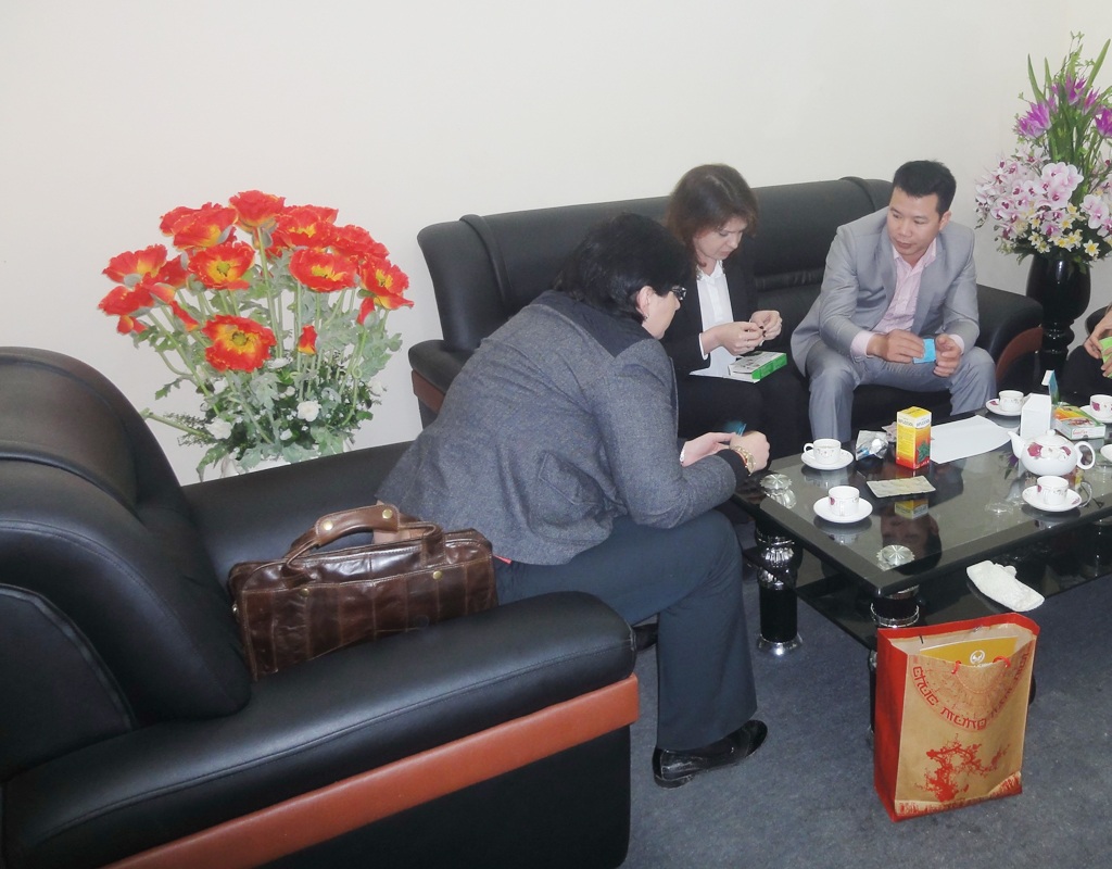 “Báu vật” Sibiri đã về tới Việt Nam - 1 Anh Trần Văn Tuấn (ngoài cùng bên phải) đang làm việc