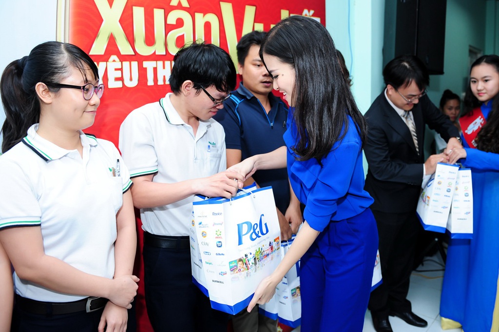Đông Nhi san sẻ yêu thương làm từ thiện cuối năm - 2 Cùng đại diện của chương trình trao quà cho công nhân