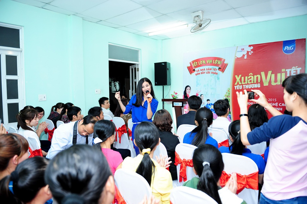 Đông Nhi san sẻ yêu thương làm từ thiện cuối năm - 3 Đông Nhi còn góp vui cho chương trình bằng những bài hát xuân sôi động, rộn ràng