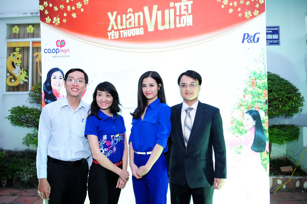 Đông Nhi san sẻ yêu thương làm từ thiện cuối năm - 4 Đông Nhi cùng các vị khách quý của chương trình cùng chụp hình lưu niệm