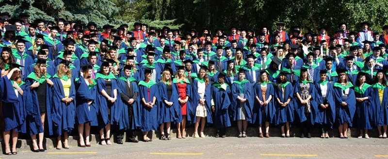 Học bổng 100% học phí từ University of East Anglia - 3 Sinh viên của INTO UEA trong ngày lễ tốt nghiệp