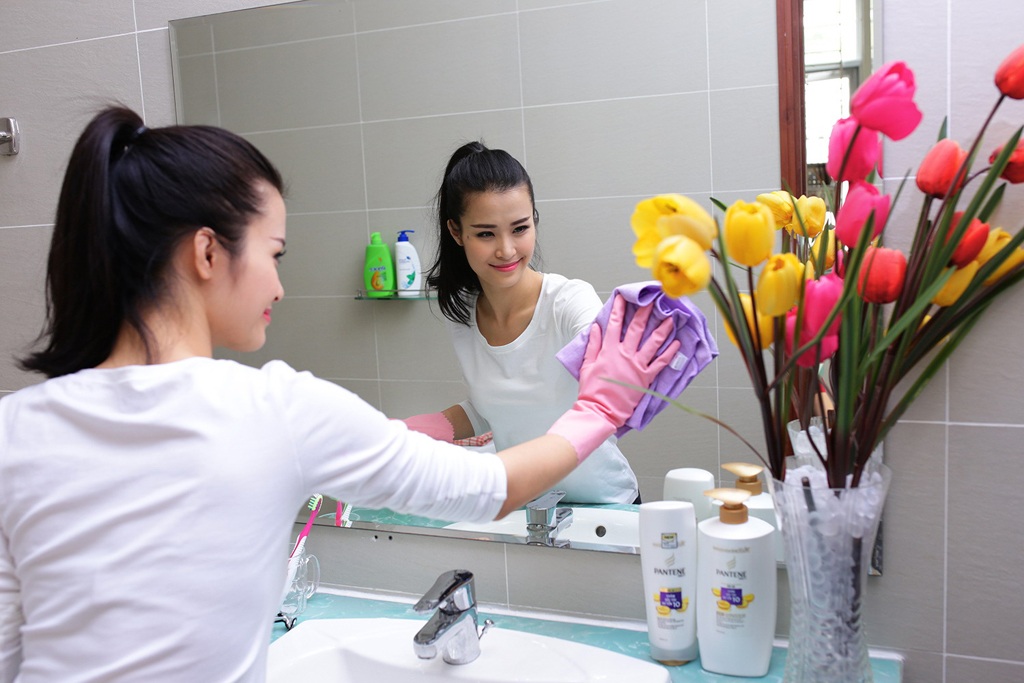Bắt tay vào dọn nhà ăn Tết thôi! Đông Nhi thích tự tay lau chùi, giặt giũ… nhà cửa đón Tết