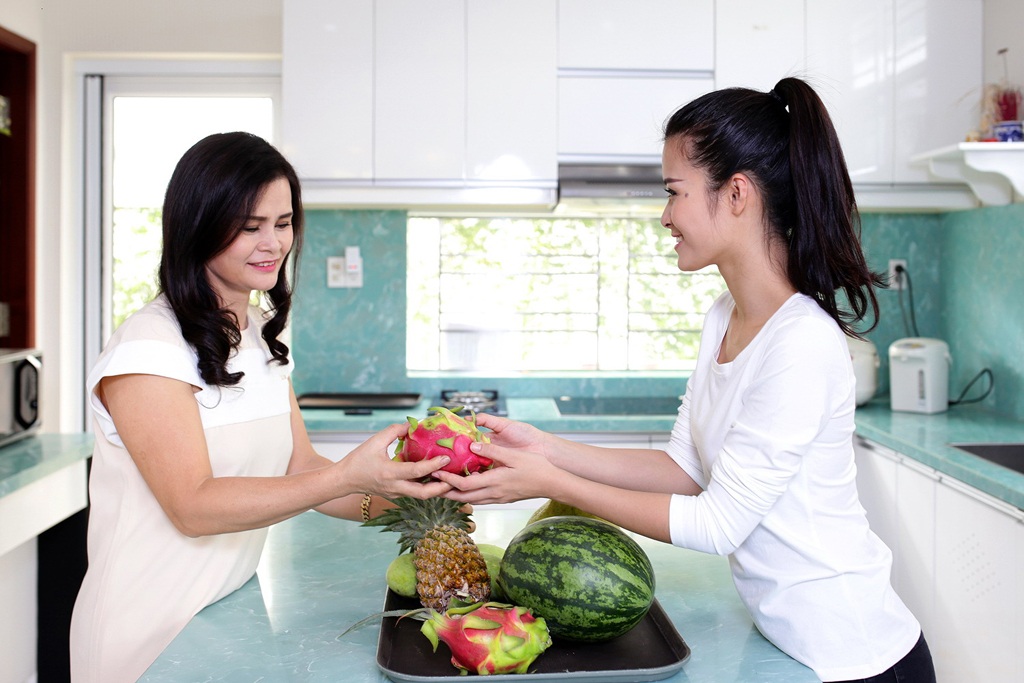 Đông Nhi tranh thủ học hỏi mẹ kinh nghiệm cách trình bày mâm ngũ quả sao cho đẹp mắt