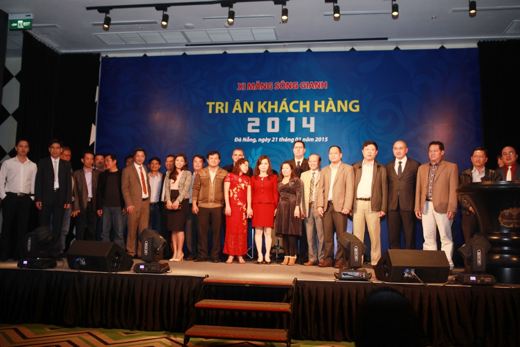 Xi măng Sông Gianh và mục tiêu chinh phục thị trường châu lục - 1 Tổng Công ty Miền Trung tri ân khách hàng tại Hội nghị khách hàng năm 2014