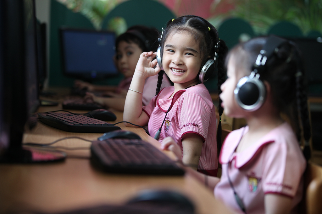 Giáo dục đầu đời: Học lý thú, chơi bổ ích - 5 Trẻ làm quen với thế giới công nghệ thông tin.