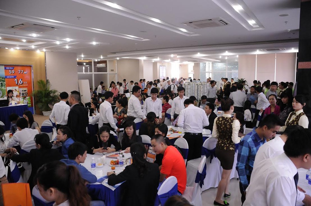 Lý giải sức mua căn hộ Him Lam - 4 Các buổi bán hàng của Him Lam luôn thu hút được đông đảo sự quan tâm của khách hàng