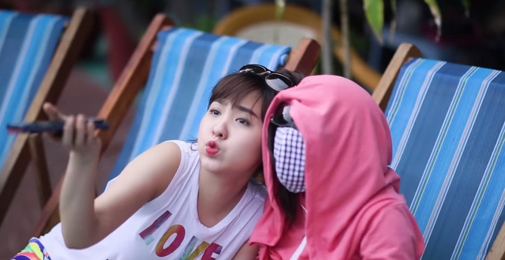 Clip mới của Phở khiến cộng đồng mạng dậy sóng - 3 Ăn gì cũng phải chụp ảnh để “cúng Facebook” trước đến khi đồ ăn nguội ngắt ngơ còn chưa đụng đũa.