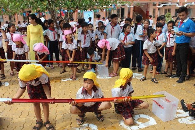 Nước sạch cho em - Hành trình đầy ý nghĩa - 4 Các em hào hứng tham gia trò chơi dân gian “Đưa nước về nguồn”