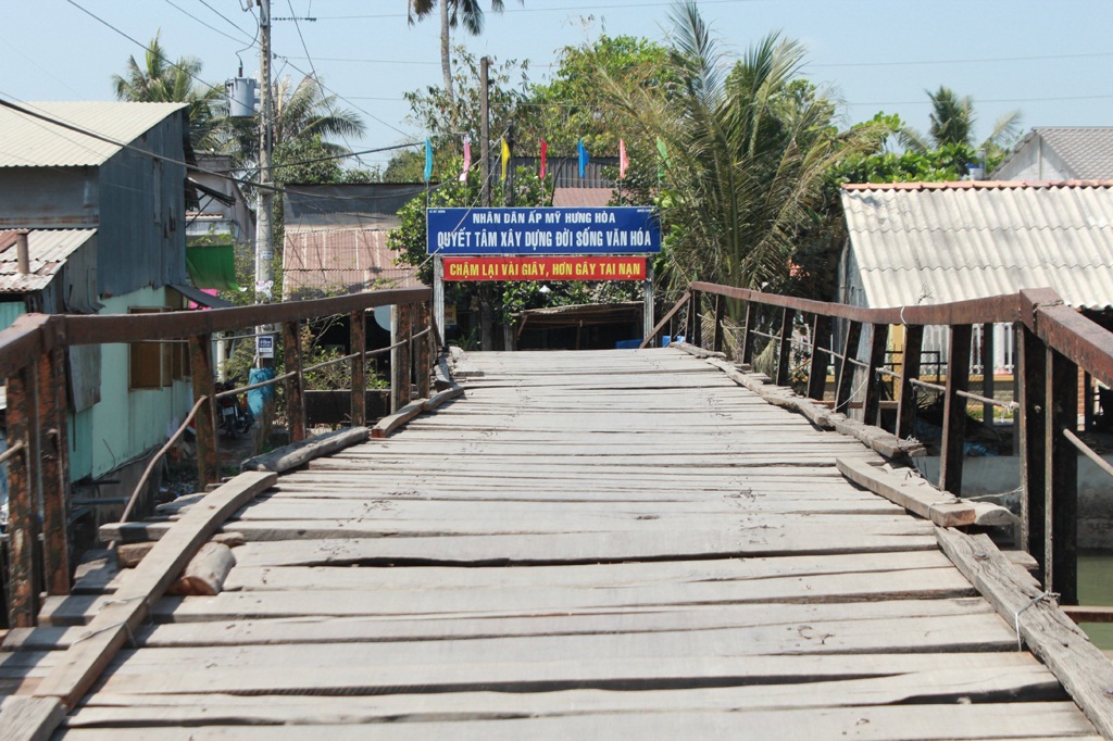Nỗi lòng người dân bên cầu ván gỗ 50 năm tuổi - 1 Cầu Bình Định nối liền hai xã Mỹ Xương và Mỹ Hội (Cao Lãnh, Đồng Tháp).