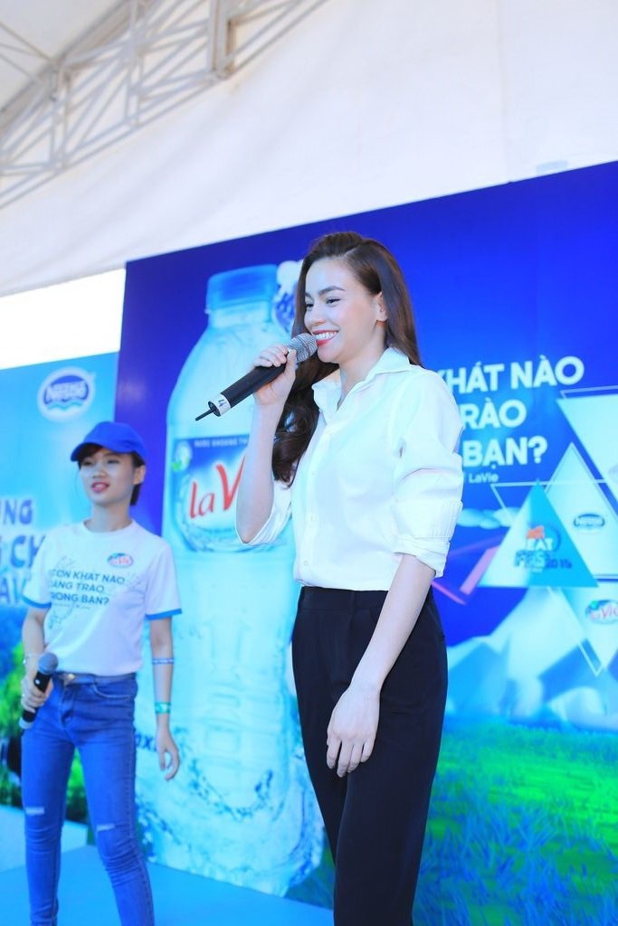 Trong bộ trang phục đơn giản và năng động cùng khuôn mặt trang điểm