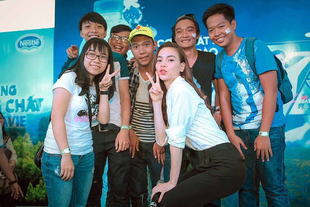 Hồ Ngọc Hà vô cùng hòa đồng và không ngần ngại tạo dáng nhí nhảnh