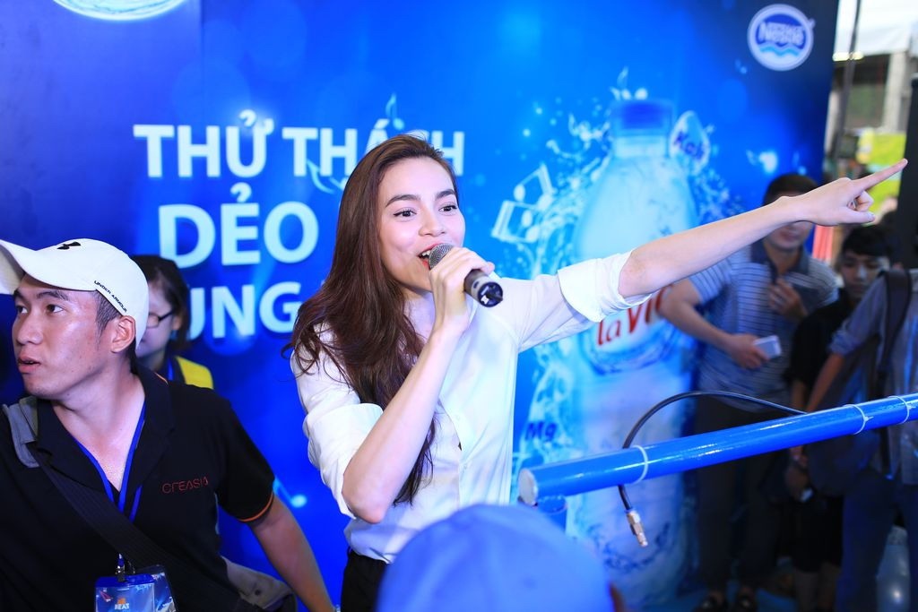 Hồ Ngọc Hà vui vẻ giao lưu giữa đám đồng hâm mộ.