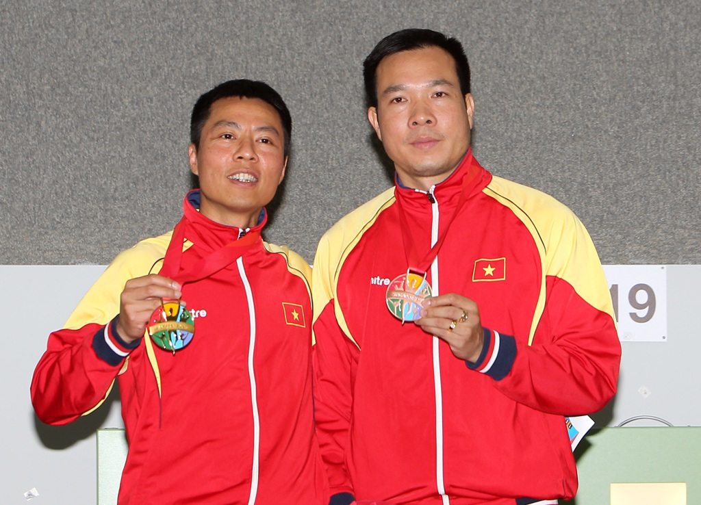2 xạ thủ Trần Quốc Cường (trái) và Hoàng Xuân Vinh (phải)