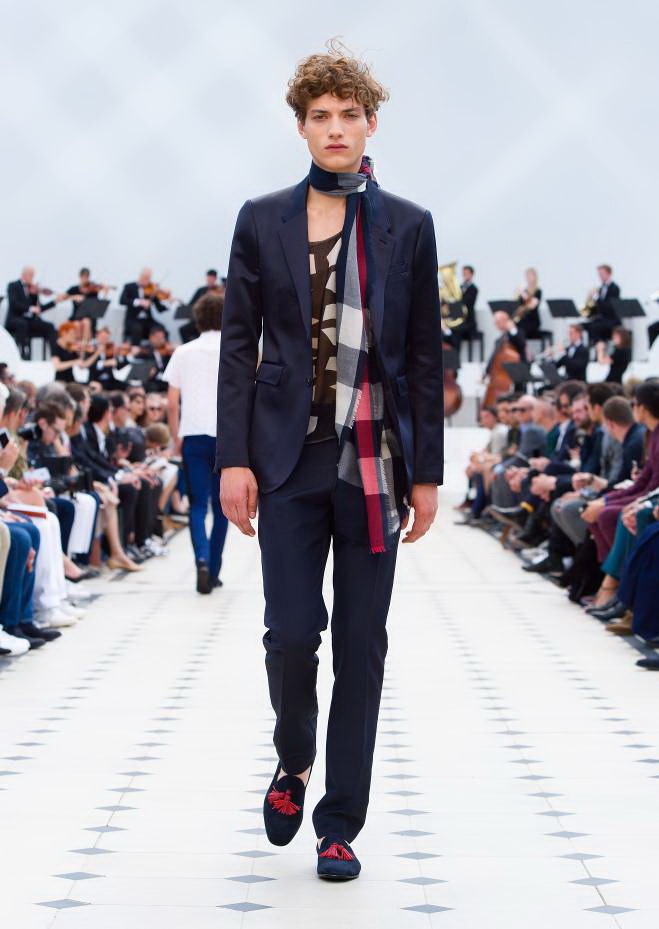 Burberry Prorsum Nam Xuân Hè 2016: Triết lý sống chậm - 6 Công ty Thời Trang & Mỹ Phẩm Duy Anh- DAFC là nhà phân phối chính thức Burberry tại Việt Nam.