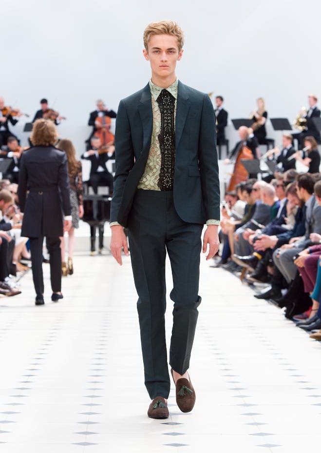 Burberry Prorsum Nam Xuân Hè 2016: Triết lý sống chậm - 8 Công ty Thời Trang & Mỹ Phẩm Duy Anh- DAFC là nhà phân phối chính thức Burberry tại Việt Nam.