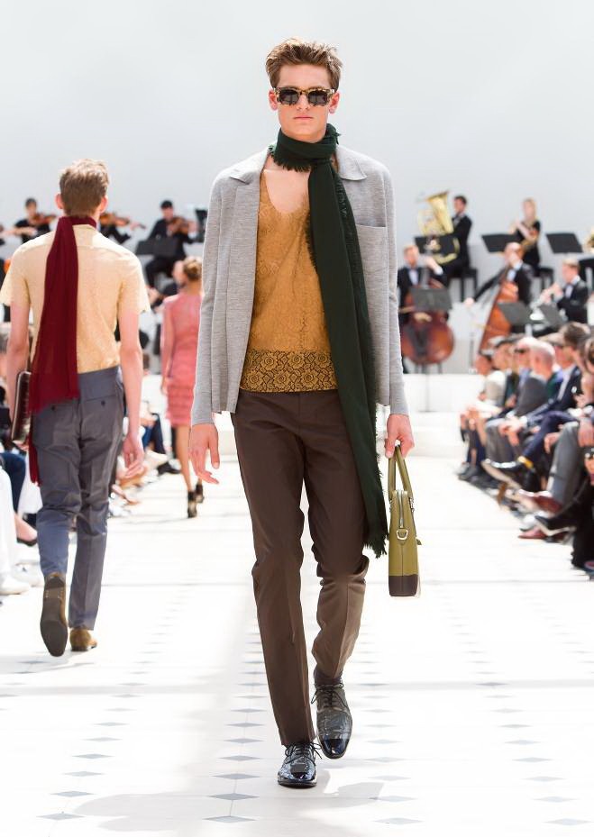 Burberry Prorsum Nam Xuân Hè 2016: Triết lý sống chậm - 9 Công ty Thời Trang & Mỹ Phẩm Duy Anh- DAFC là nhà phân phối chính thức Burberry tại Việt Nam.