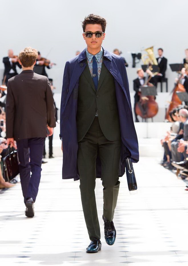 Burberry Prorsum Nam Xuân Hè 2016: Triết lý sống chậm - 12 Công ty Thời Trang & Mỹ Phẩm Duy Anh- DAFC là nhà phân phối chính thức Burberry tại Việt Nam.