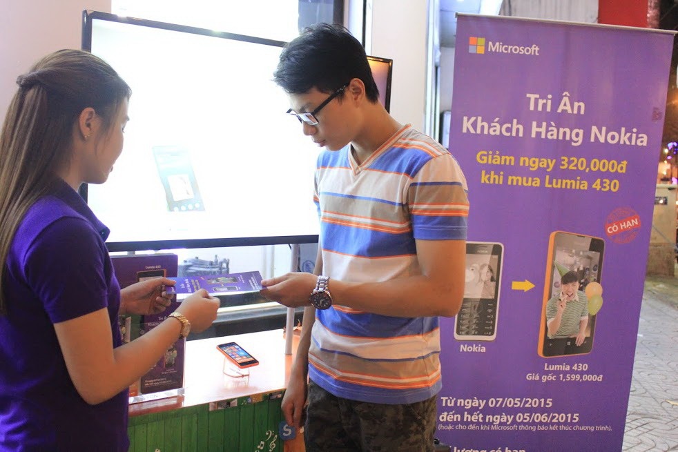 Lumia 430 bán chạy làm quà tặng đầu hè - 1 Sau khi tìm hiểu về tính năng sản phẩm, Tuấn Khôi đã quyết định chọn