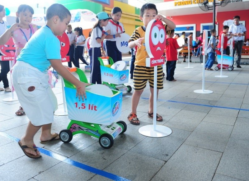 7 mẹo hay để trẻ uống nhiều nước hơn - 2 Một hoạt động từ chương trình “Vui khỏe hơn với La Vie” vừa tổ chức cuối tháng 5 vừa qua.