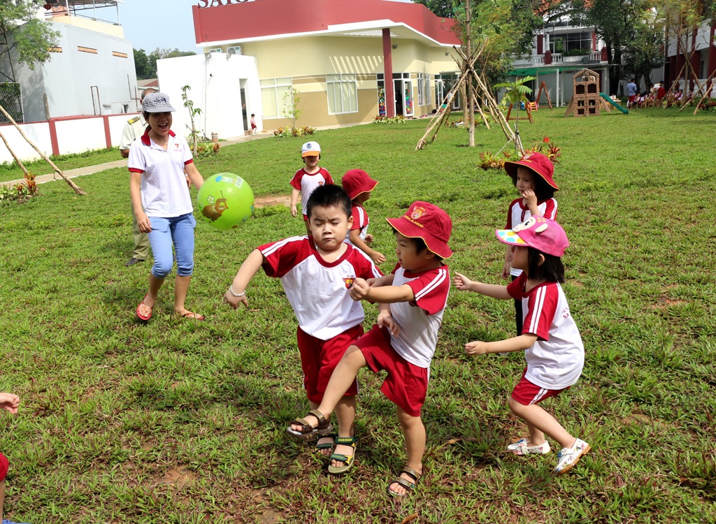 Những trận cầu nảy lửa diễn ra ngay trong sân banh của nhà trường