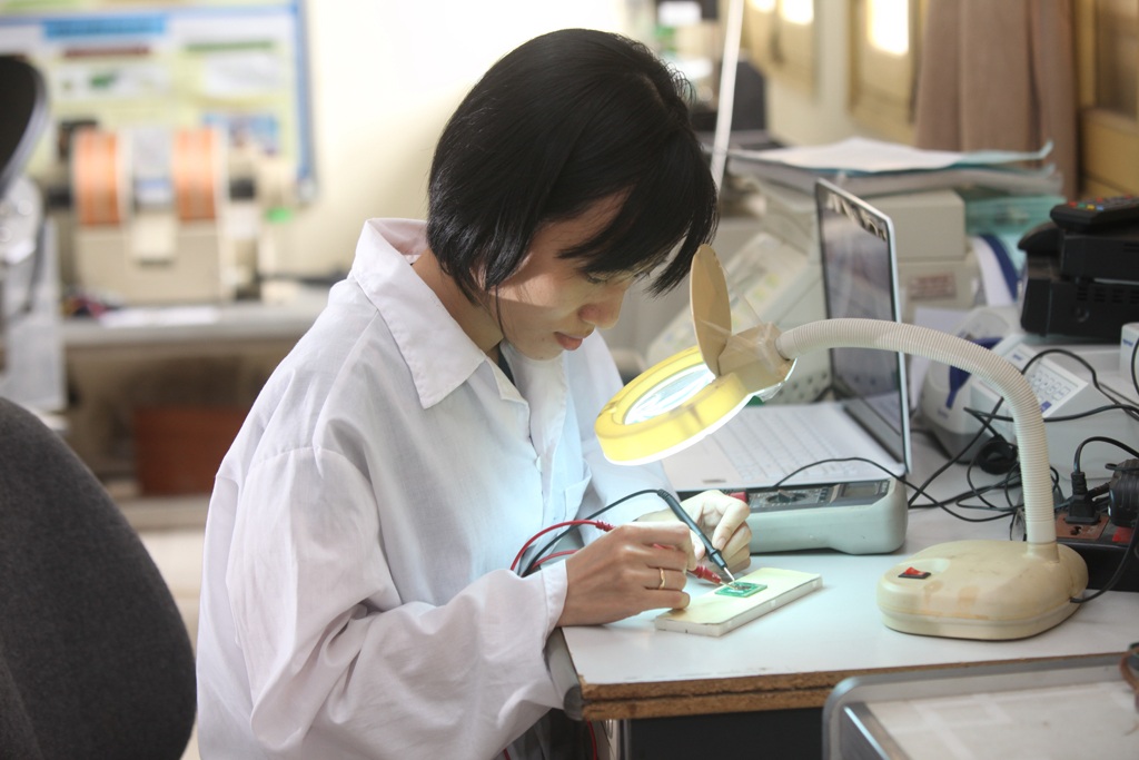 Trường Đại học Công nghệ: Đổi mới tuyển sinh đào tạo thạc sĩ nhằm đáp ứng nhu cầu XH - 1 Học viên đang làm việc trong phòng thí nghiệm