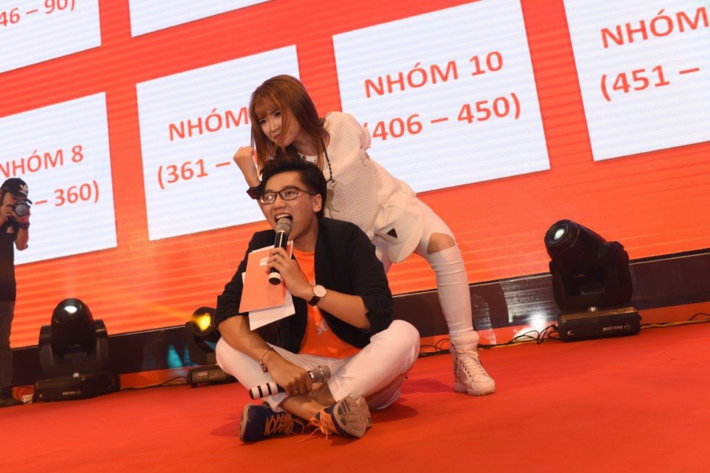 Khởi My, Noo Phước Thịnh, Đông Nhi: Bắc tiến để YOLO selfie - 2 Cô nàng hết sức “nhắng” trên sân khấu, mang lại tiếng cười cho các thi sinh