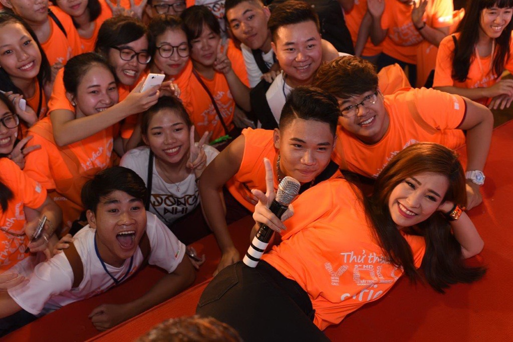 Khởi My, Noo Phước Thịnh, Đông Nhi: Bắc tiến để YOLO selfie - 4 Đông Nhi “quẫy” hết cỡ, nằm xuống sàn selfie cùng fan