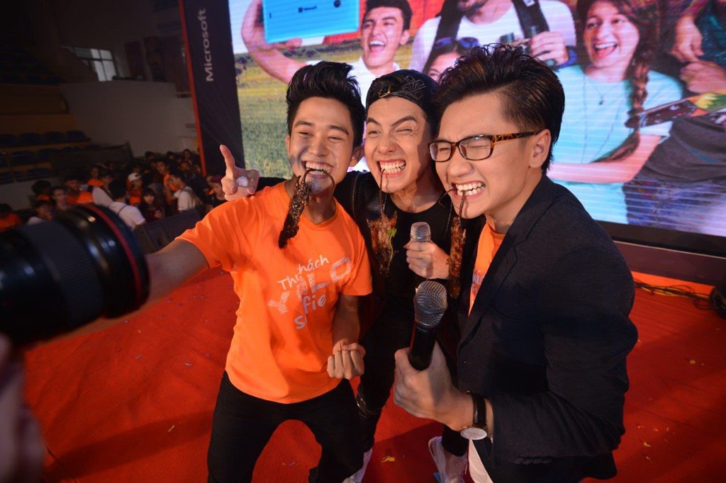 Khởi My, Noo Phước Thịnh, Đông Nhi: Bắc tiến để YOLO selfie - 6 Noo thử món thịt chuột trên sân khấu