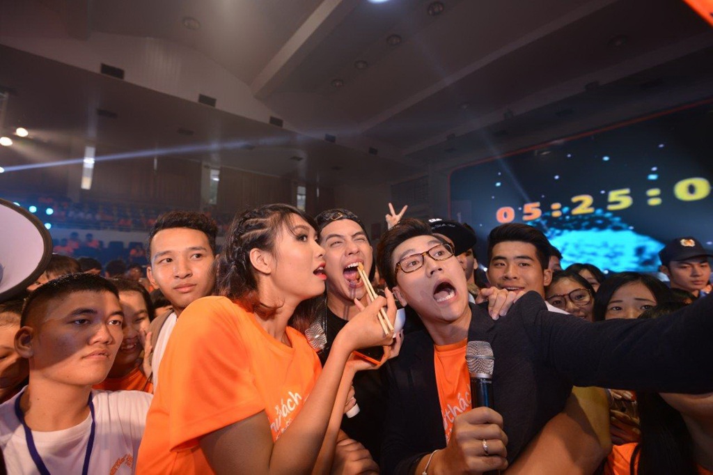 Khởi My, Noo Phước Thịnh, Đông Nhi: Bắc tiến để YOLO selfie - 7 Quán quân Next Top Model 2014 Nguyễn Oanh “mời” Noo ăn đuông dừa