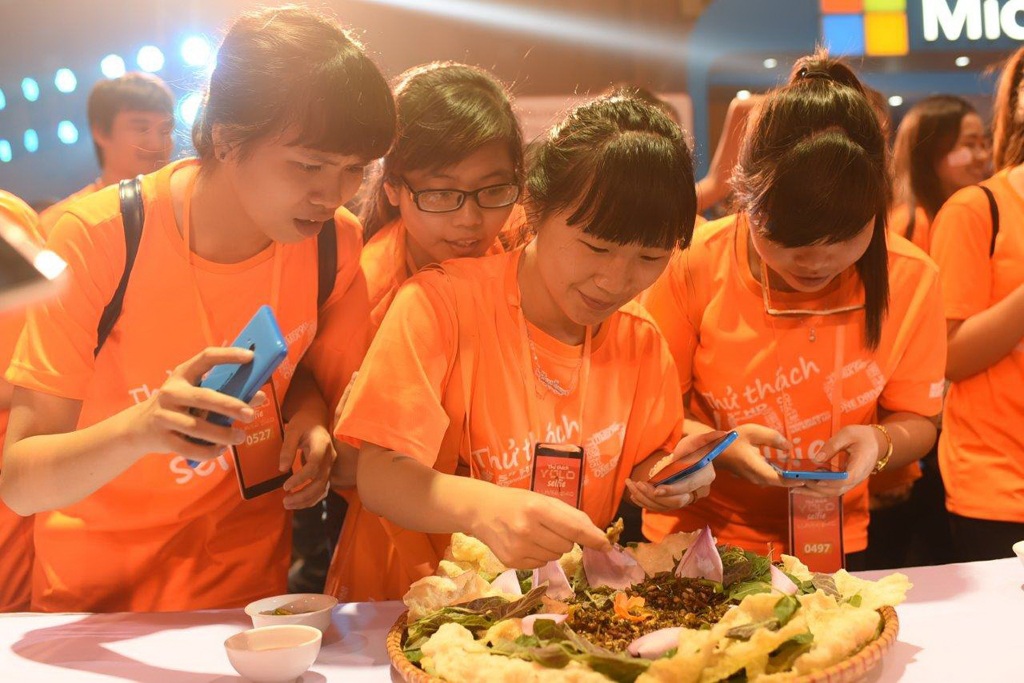 Khởi My, Noo Phước Thịnh, Đông Nhi: Bắc tiến để YOLO selfie - 8 Thử thách ăn côn trùng gây bất ngờ và thu hút các bạn trẻ