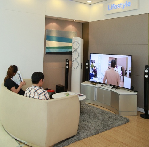 Trải nghiệm dịch vụ chăm sóc khách hàng "đẳng cấp" của Samsung - 3 Hoặc thư giãn ở góc S-Café, cùng tận hưởng thời gian dành cho nhau.