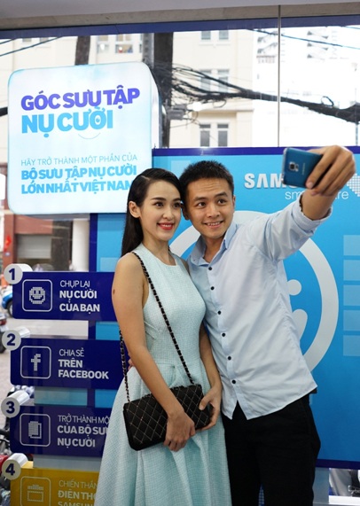 Trải nghiệm dịch vụ chăm sóc khách hàng "đẳng cấp" của Samsung - 6 “Thư viện nụ cười thu hút sự quan tâm của các cặp đôi khi đến Trung tâm
