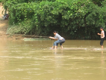 Bộ GTVT chỉ đạo khắc phục tình trạng học sinh vượt sông tìm chữ  - 1